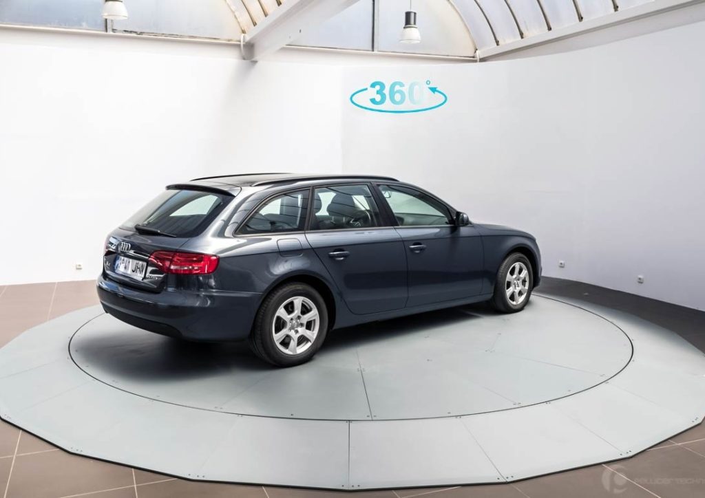 Scène rotative avec véhicule d'exposition